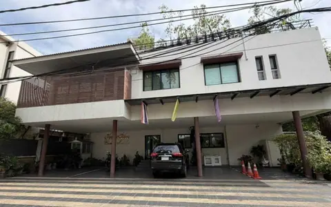 ให้เช่าบ้าน 2 ชั้น ซอยสุขุมวิท 24 ใกล้ห้าง Emporium ตกแต่งพร้อมเข้าอยู่  แขวงคลองตัน เขตคลองเตย,กรุงเทพมหานคร