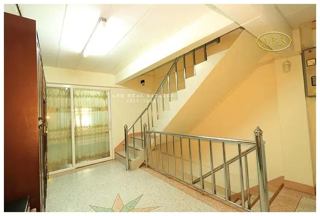 ขายด่วนมาก อาคารพาณิชย์ 4.5 ชั้น ซอย เยาวพา 7 ล้านบาท
