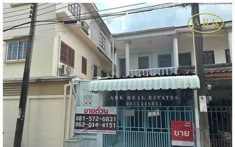 ขายด่วน : ทาวน์เฮ้าส์ หมู่บ้าน ปรางค์ทิพย์ ซอย ลาดพร้าว 95 3.95 ล้านบาท