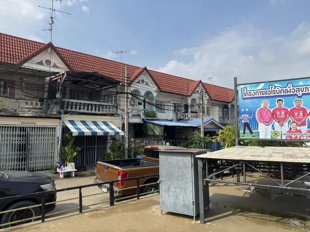 ทาวน์เฮาส์กล่อมพิรุณ 2ชั้น บ้านอยู่ตรงข้ามลานอเนกประสงค์  ทำเลดี ราคาโดน