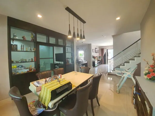 ขายด่วนมาก บ้านเศรษฐสิริ  ติดถนน ชัยพฤกษ์ แจ้งวัฒนะ พร้อมสระว่ายน้ำจากุชชี่  ลดราคาพิเศษสุด เหลือเพียง 10 ล้าน เท่านั้น