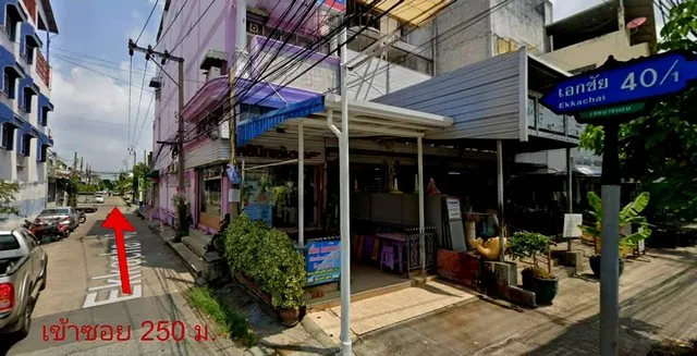 ขายถูกมาก สำหรับนักลงทุนนำไปรีโนเวท เดินทางสะดวก ทาวน์เฮ้าส์ 3 ชั้น. ม.ขวัญมงคล เอกชัย ซอย 40/1 จากถนนเอกชัย 250 ม. ทำเลดีมาก