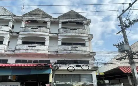 ขายด่วนอาคาร 3 ชั้น 1 หลัง เนื้อที่ 23 ตร.ว. ต.บัวใหญ่ อ.บัวใหญ่ จ.นครราชสีมา