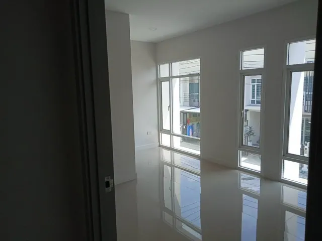 Townhome for Sale - Ready for Ownership Transfer Width : 8 meters Layout : 4 bedrooms , 3 bathrooms