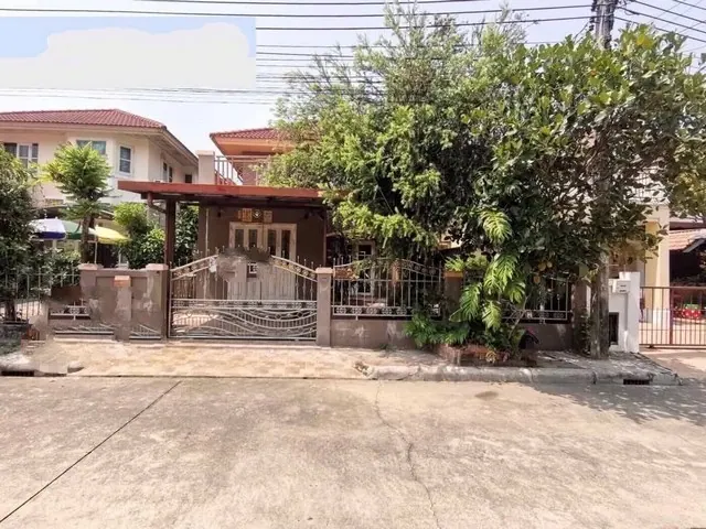 บ้านเนื้อที่ 38.50 ตรว. บ้าน  2 ชั้น 4 นอนห้อง (รวมห้องนอนล่าง ) 2 น้ำ จอดรถ  1 คัน ทิศตะวันออก ครัวนอกบ้าน  มีระเบียงกว้างชั้น 2 บรรยากาศดี
