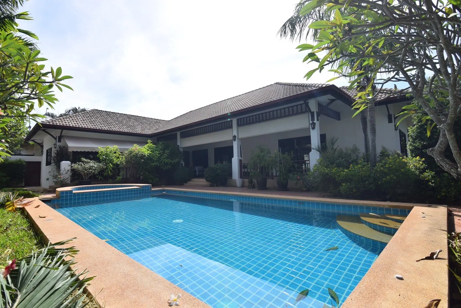 ขายบ้านเดียวพูลวิลล่าพร้อมสระว่ายน้ำ ที่ดิน190 ตรว  3 ห้องนอน 2 ห้องน้ำ เฟอร์นิเจอร์ครบครัน