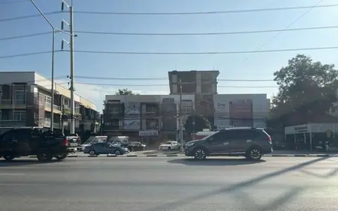 three-storey commercial building at Ruam Chok for rent