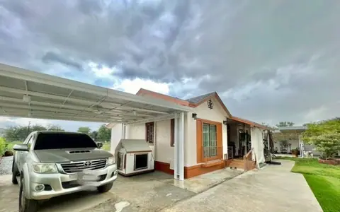 ขายพนัสนิคมชลบุรี บ้านพร้อมที่ดิน บนเนื้อที่ 1 ไร่ 2 งาน 2 ห้องนอน 2 ห้องน้ำ ห้องโถง ห้องครัว โรงจอดรถ