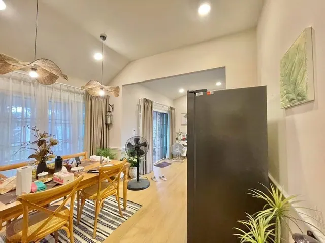 ขายพนัสนิคมชลบุรี บ้านพร้อมที่ดิน บนเนื้อที่ 1 ไร่ 2 งาน 2 ห้องนอน 2 ห้องน้ำ ห้องโถง ห้องครัว โรงจอดรถ