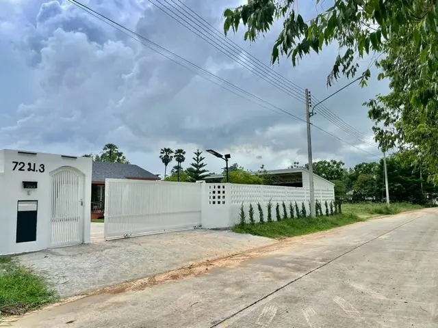 ขายพนัสนิคมชลบุรี บ้านพร้อมที่ดิน บนเนื้อที่ 1 ไร่ 2 งาน 2 ห้องนอน 2 ห้องน้ำ ห้องโถง ห้องครัว โรงจอดรถ