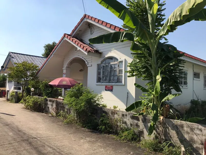 บ้านเดี่ยว 1 ชั้น  หมู่บ้านสวนแสนสุข เลขที่ 93/344 ซอย 13 ถนนรังสิต-นครนายก ตำบลบางปลากด อำเภอองค์รักษ์ จังหวัดนครนายก