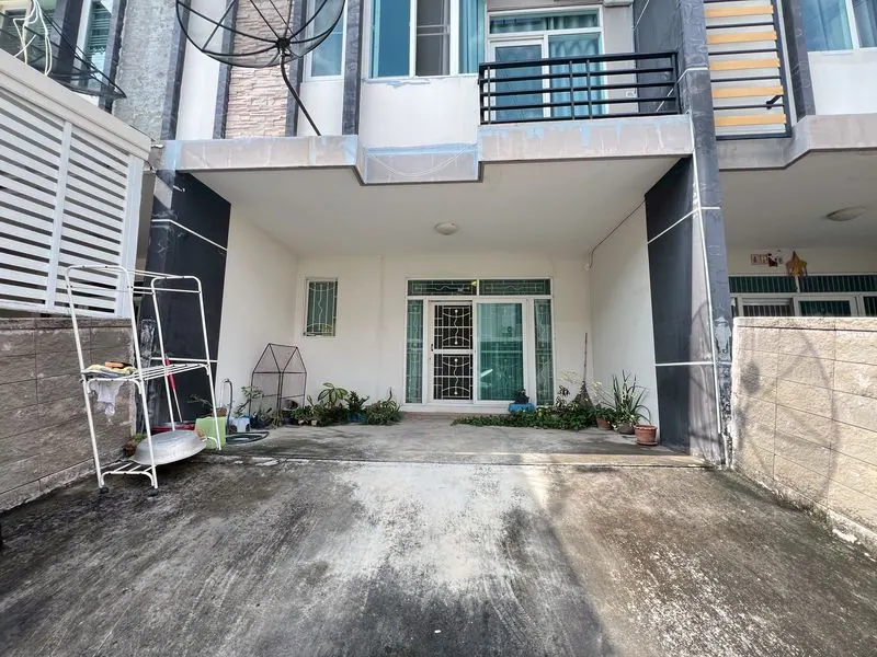 กัสโต้ บางนา-สุวรรณภูมิ ทาวน์โฮม 88/72  ซอย 1 ตำบลศรีษะจรเข้ใหญ่ อำเภอบางเสาธง จังหวัดชลบุรี