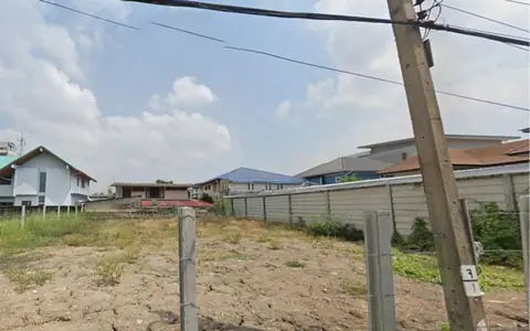 ขายที่ดิน 100 ตร.ว.ถนน นาคนิวาส  ที่ดินถมแล้ว  เหมาะสำหรับสร้างบ้าน หรือสร้าง office  เหมาะกับนักลงทุนในการสร้างบ้านขาย  084 992 4497