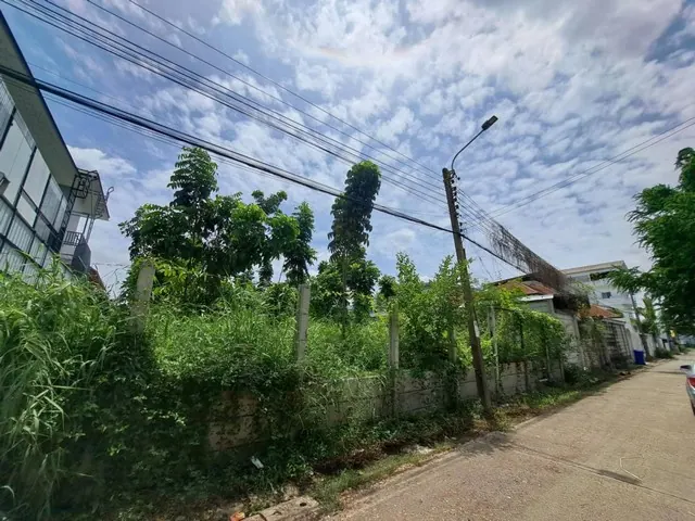 ขายที่ดิน 100 ตร.ว.ถนน นาคนิวาส  ที่ดินถมแล้ว  เหมาะสำหรับสร้างบ้าน หรือสร้าง office  เหมาะกับนักลงทุนในการสร้างบ้านขาย  084 992 4497