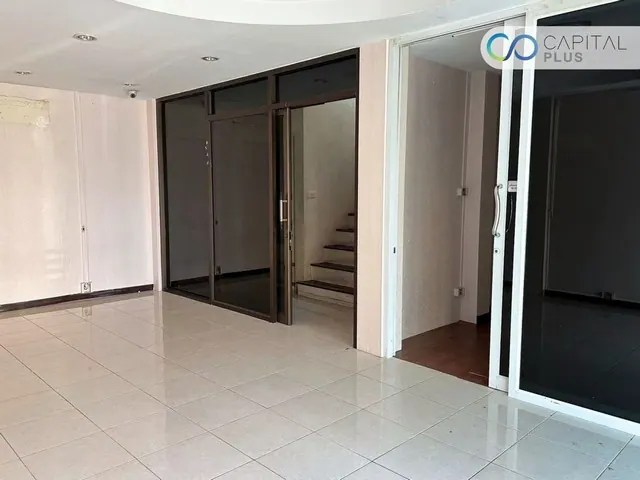 ขาย ทาวน์เฮาส์สามชั้น หมู๋บ้านธันยกานต์ รามอินทรา40 แยก31 ใกล้ MRT