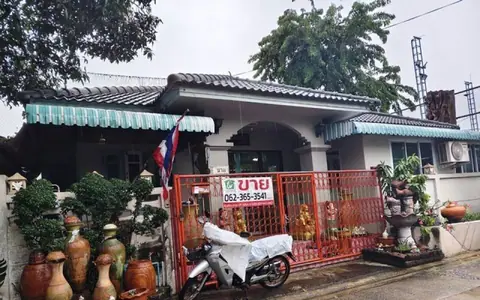 ขายบ้านเดี่ยว ชั้นเดียว หมู่บ้านริมสวน รามคำแหง 148 รีโนเวทใหม่พร้อมอยู่ ห่างจากถนนรามคำแหงแค่ 650 เมตร ใกล้รถไฟฟ้า หลังริม