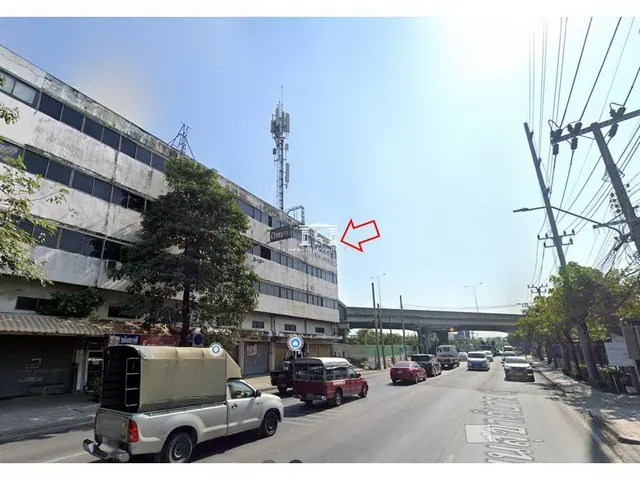 Six-unit 4.5-storey commercial building for sale on Sukhaphiban 5, 108.5 sq.wah