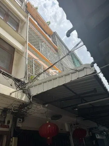 ขายอาคารพาณิชย์ 4 ชั้น ถนนพระราม 4 ที่ดิน 12.7 ตร.ว. ใกล้ MRT หัวลำโพง