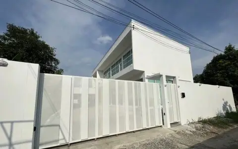 ให้เช่า บ้านสีขาว สไตล์ Modern 2 ชั้น บรรยากาศเงียบสงบ โปร่ง โล่ง สบาย