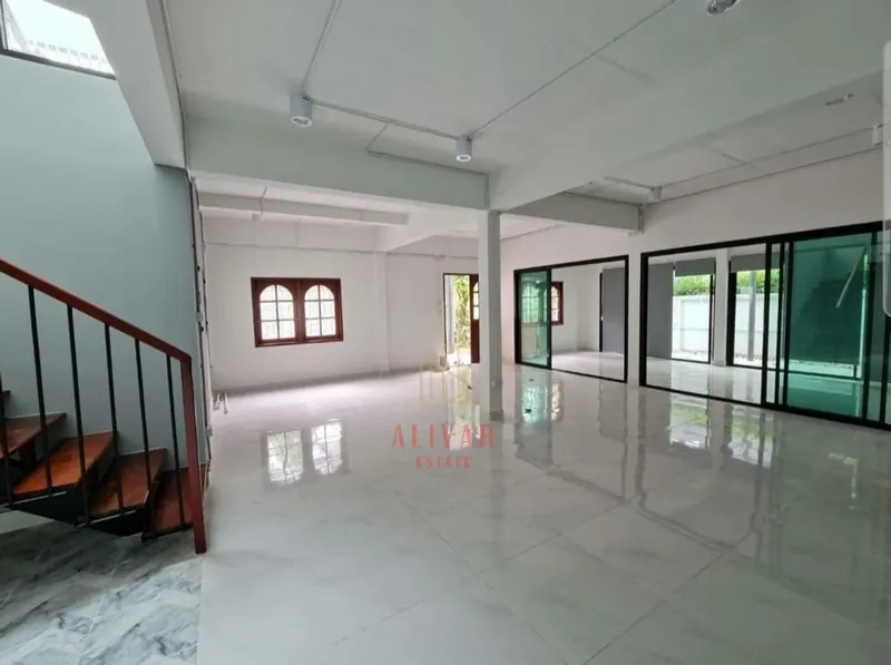 RH081025 ให้เช่า บ้านเดี่ยว 2ชั้น Renovate ใหม่ทั้งหลัง ย่าน โชคชัย 4