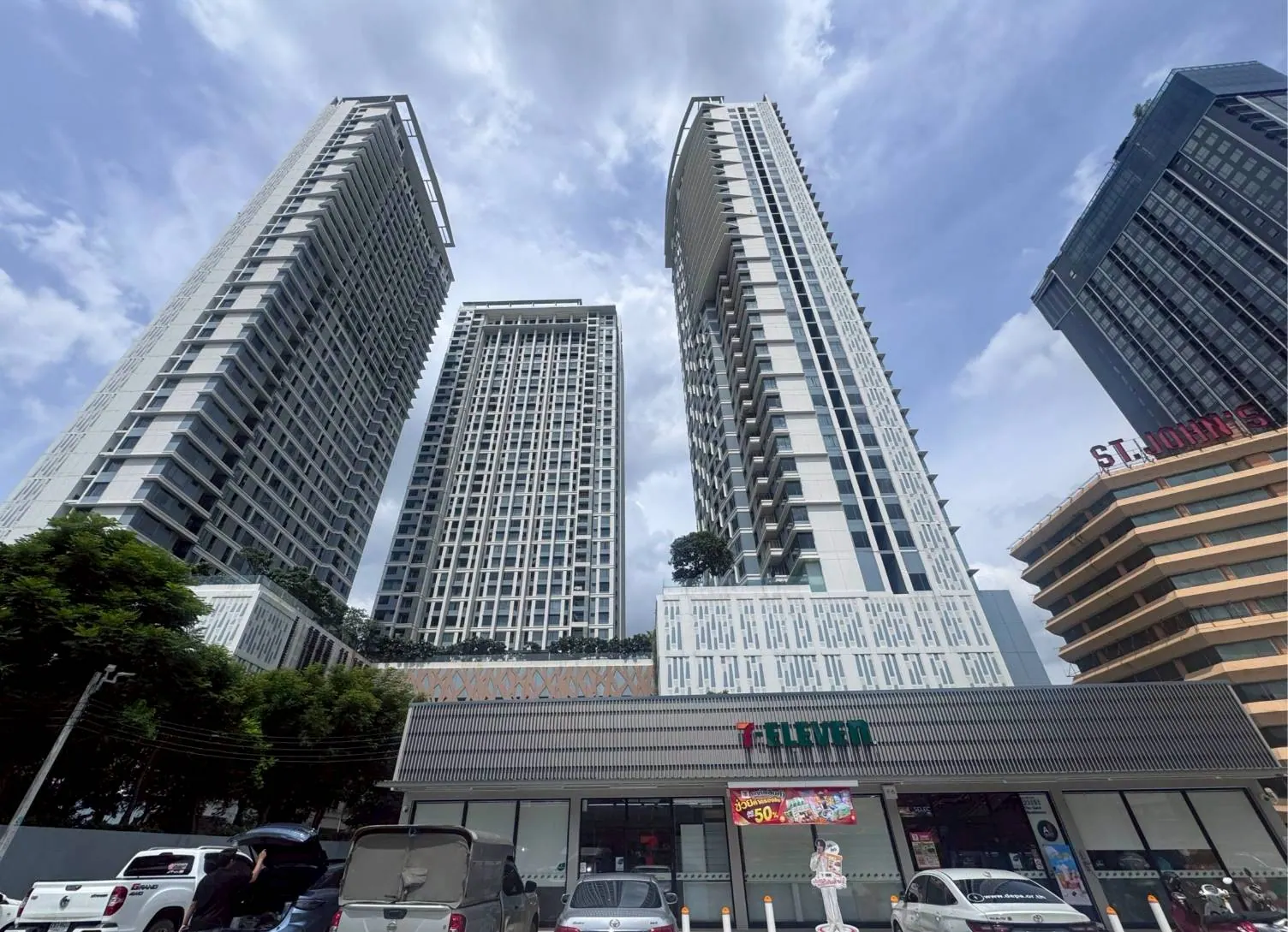 ให้เช่า The saint residences กลางห้าแยกลาดพร้าว ราคา13900 B