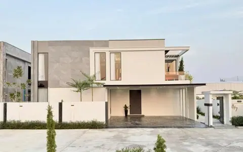 Luxury Modern Pool Villa – พัทยา 5 ห้องนอน | 7 ห้องน้ำบ้านพร้อมเฟอร์นิเจอร์ครบครัน ราคา 24.9 ล้านบาท