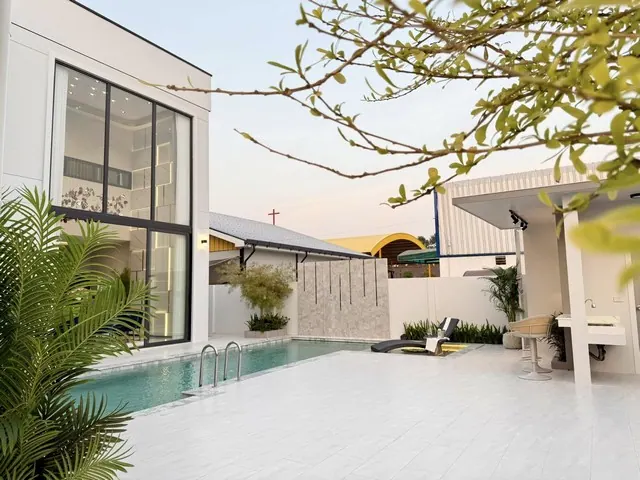 Luxury Modern Pool Villa – พัทยา 5 ห้องนอน | 7 ห้องน้ำบ้านพร้อมเฟอร์นิเจอร์ครบครัน ราคา 24.9 ล้านบาท