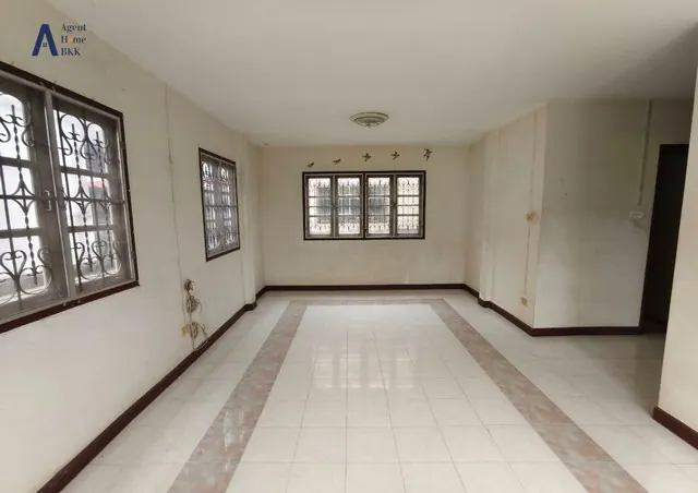 บ้านเดี่ยว2ชั้นหมู่บ้านเลคการ์เด้นโฮม ลาดกระบัง กทม.เนื้อที่81ตรว.ราคา2.4ล.
