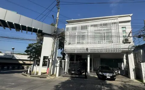 ขายโฮมออฟฟิศ ถูกสุดในย่านนี้ อาคาร 2 ชั้น ที่ดิน 77 ตร.วา การเดินทางสะดวก ติดถนนกาญจนาภิเษก ภายในตกแต่งได้ทันสมัยและลงตัว