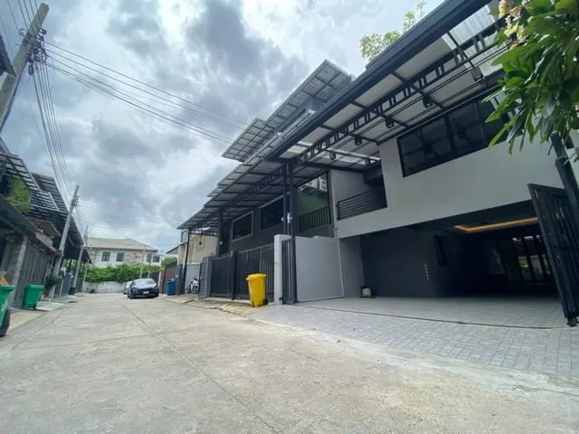 ขายโฮมออฟฟิศ 4 ชั้น 7 ระดับ ลาดพร้าว 41 แยก 6-9 ขายพร้อมผู้เช่า การันตี Yield ขั้นต่ำ 5.4%