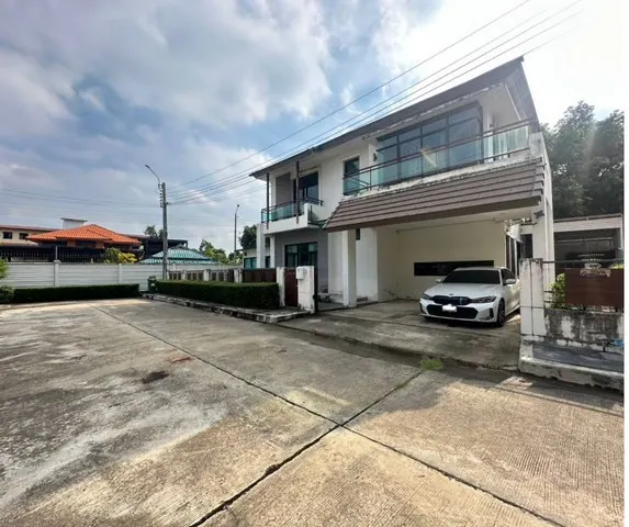 ขายบ้านเดี่ยว 2 ชั้น 4 ห้องนอน 3 ห้องน้ำ  พร้อม Built-in ในซอยมีเพียงแค่ 4 หลัง ถนนกว้าง มีความเป็นส่วนตัว สงบ ร่มเย็น