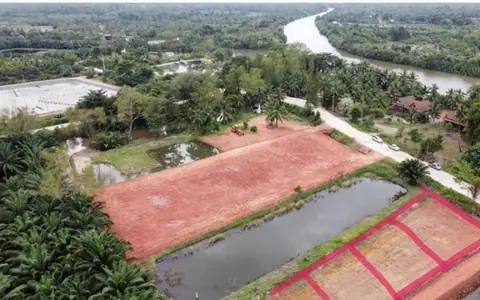 ขายที่ดินเปล่าจัดสรร ติดโครงการเดอะ ริเวอร์ เรสสิเดนซ์ สุราษฎร์ธานี ทำเลศักยภาพ เหมาะสำหรับสร้างบ้านพักอาศัยในโซนชุมชนคุณภาพ