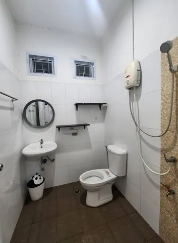 หมู่บ้านราชพฤกษ์ ห้องริม – สุราษฎร์ธานี 2 ห้องนอน ห้องน้ำในห้องนอน 1 ห้อง จอดรถยนต์ได้ 1 คัน