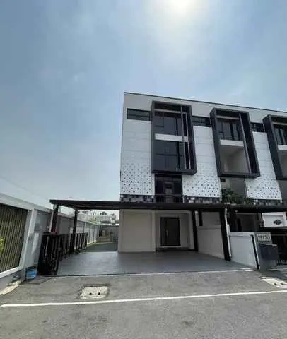 ให้เช่าโฮมออฟฟิศ รามอินทรา 62 โครงการ The Harmony ขนาด 48.1 ตร.ว พื้นที่ใช้สอย 305 ตร.ม. 3 ห้องนอน 4 ห้องน้ำ ใกล้รถไฟฟ้าสายสีชมพู