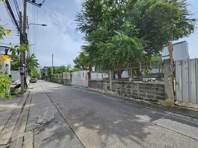 ให้เช่าที่ดิน ซอยอินทามระ 12 ใกล้รถไฟฟ้าสถานีสะพานควาย ขนาด 207 ตร.ว. เทคอนกรีตเต็มพื้นที่ เหมาะทำธุรกิจ ค่าเช่า 50,000 บาท/เดือน