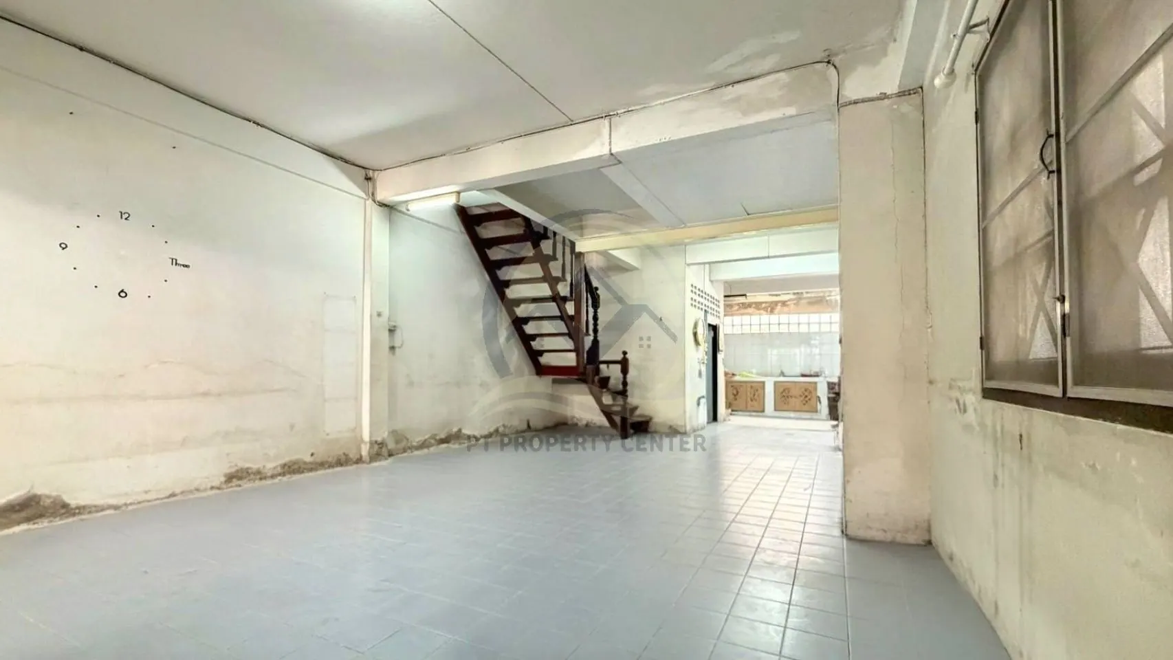 หมู่บ้านเพชรทวี ทาวน์โฮม 2 ชั้น ซอยเพชรบ้านสวน 13  ถนนเพชรบ้านสวน - สุขุมวิท ชลบุรี -	ราคาพิเศษสุด ทำเลใจกลางเมือง