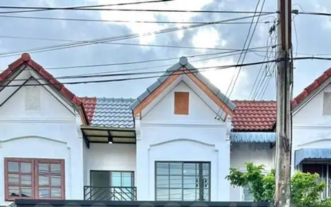 ขายทาวน์เฮ้าส์ 2 ชั้น มบ.กรุงทอง สายไหม 33 เนื้อที่ 16 ตรว 2นอน 2น้ำ ปูกระเบื้องใหม่ทั้งหลัง ใกล้ Central รามอินทรา