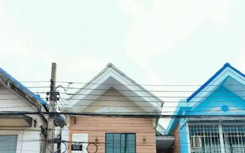 ขายทาวน์เฮาส์ 2 ชั้น หมู่บ้านแดนทอง สุขาภิบาล5 รีโนเวทใหม่ เนื้อที่ 22.5 ตรว 4นอน 2น้ำ แถมฟรีเฟอร์นิเจอร์