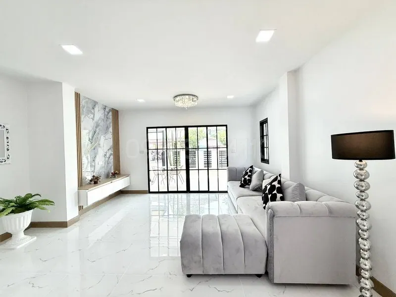 ขายบ้านเดี่ยว 2 ชั้น หลังใหญ่  รอยัล ปาร์ค วิลล์ บงกช 3 รีโนเวทหรูสไตล์ Minimal Modern เนื้อที่ 56 ตรว 4นอน 3น้ำ ราคาพิเศษ