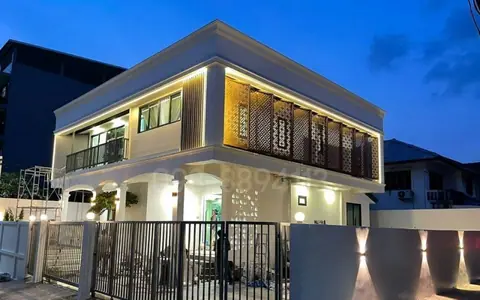 ขายบ้านเดี่ยว บ้านหรู หลังมุม โซนนวมินทร์ 127 สไตล์ Modern Craftmanship เนื้อที่ 66 ตรว 3นอน 3น้ำ ทำเลดี อยู่ใจกลางจุดเชื่อมต่อรถไฟฟ้า