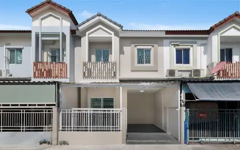 ทาวน์โฮม 2 ชั้น รีโนเวทใหม่ ไลโอ วงแหวน-ปิ่นเกล้า (ต้นซอยวัดพระเงิน) ต่อเติมครบพร้อมอยู่