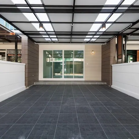 ทาวน์โฮม 3 ชั้น หมู่บ้านทาวน์พลัส เกษตร-นวมินทร์ รีโนเวทใหม่ พร้อมอยู่ได้เลย เหมาะสำหรับทำสำนักงานหรืออยู่อาศัย