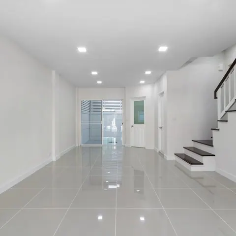 ทาวน์โฮม 3 ชั้น หมู่บ้านทาวน์พลัส เกษตร-นวมินทร์ รีโนเวทใหม่ พร้อมอยู่ได้เลย เหมาะสำหรับทำสำนักงานหรืออยู่อาศัย