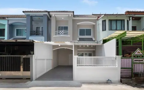 าวน์โฮม 2 ชั้น รีโนเวทใหม่ หมู่บ้านร่มโพธิ์ บางบัวทอง ติดถนนใหญ่ ใกล้สถานีรถไฟฟ้าสี่แยกบางพลู พร้อมอยู่