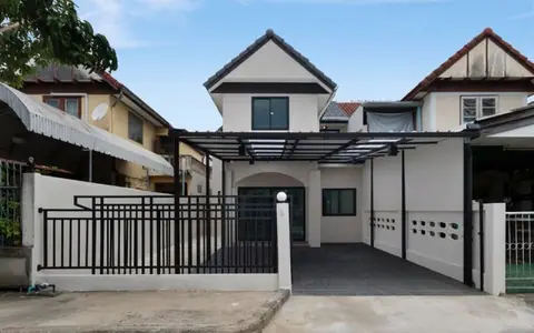 บ้านแฝด 2 ชั้น รีโนเวทใหม่ หมู่บ้านลานทอง ติวานนท์-ปากเกร็ด สวย พร้อมอยู่ ทำเลดีติดถนนใหญ่