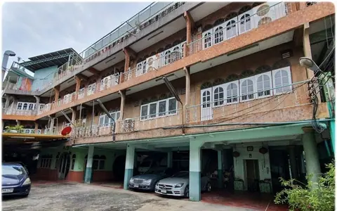ที่ดิน บรรทัดทอง  209 ตร.ว. แถมตึก 3 ชั้น ลิฟท์ 2 ตัว จอดรถได้ 10 คัน ทำเลทอง