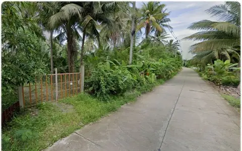 บ้านสวนทรงไทยริมน้ำ นั่งชมหิ่งห้อยได้จากระเบียงบ้านและท่าน้ำ เหมาะกับการผักผ่อน